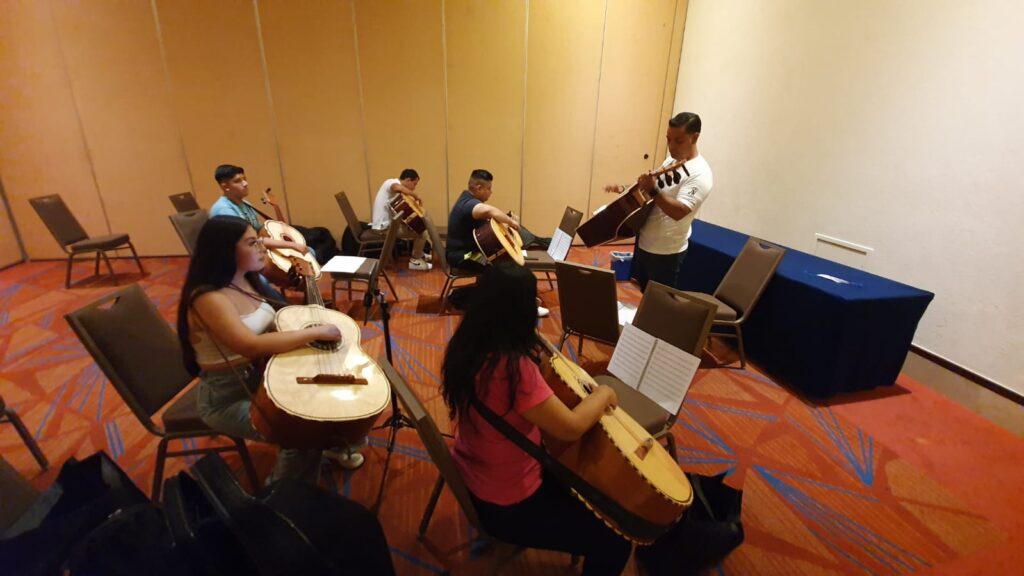 taller de guitarrón al calor del mariachi